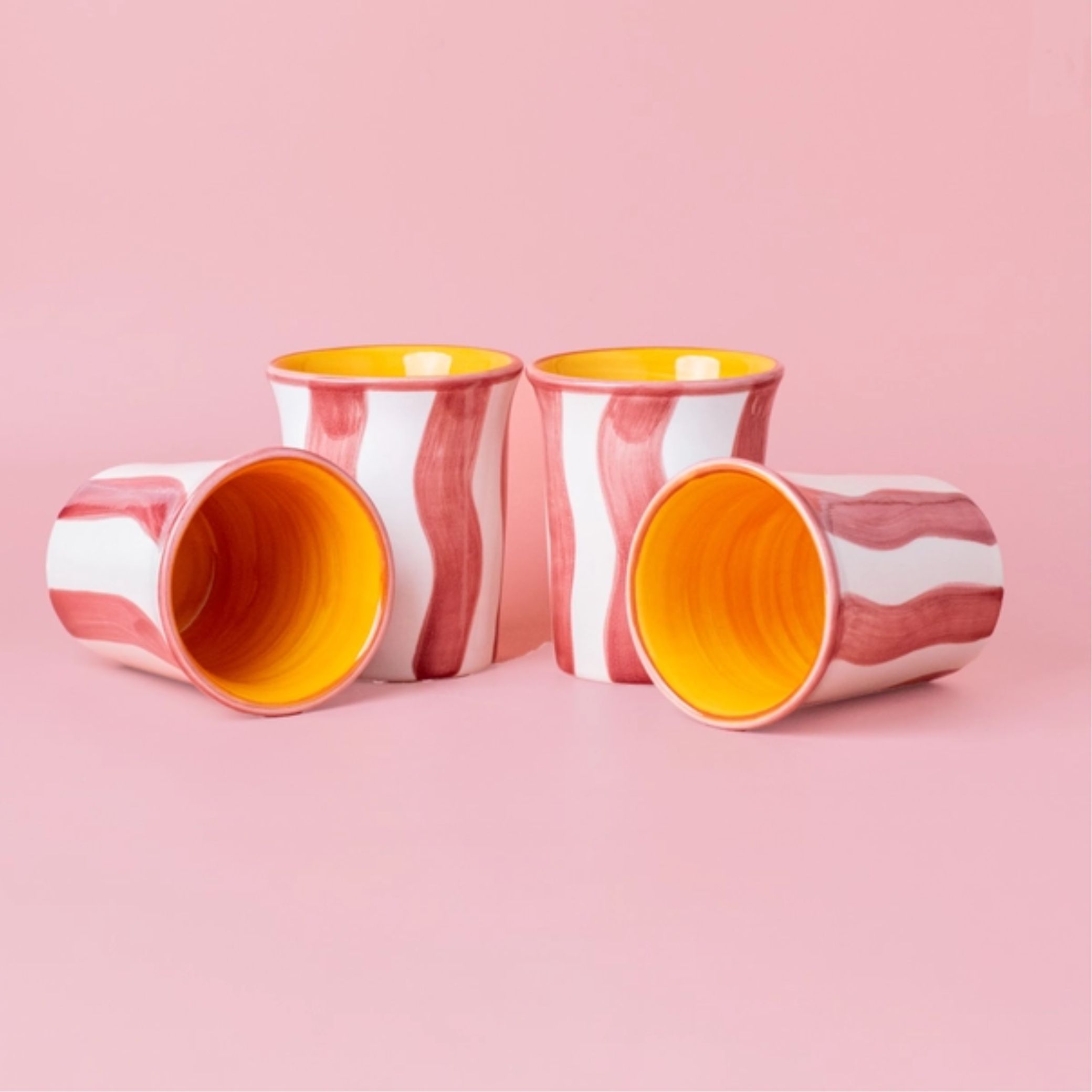 Tasse en céramique rose et blanche