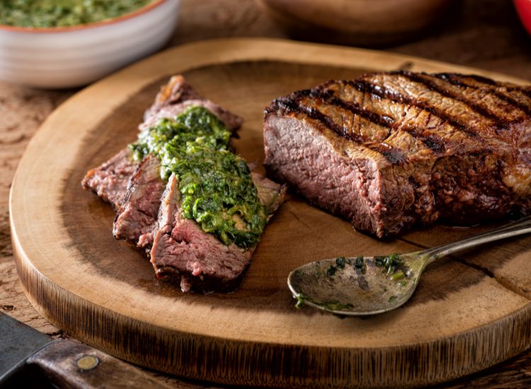 Steak de bœuf épicé au chimichurri