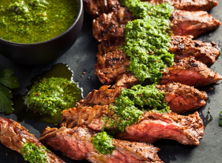 Steak de bœuf épicé au chimichurri